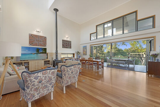 Room living room to outdoor dinning area